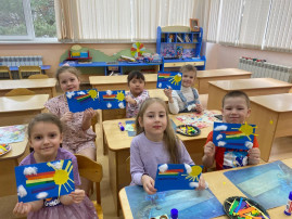 Аппликация в старшей группе «В» тема: «Солнышко лучистое улыбнулось весело". Воспитатель: Давтян Л. А. Вызвать интерес к созданию образа солнца Аппликация в старшей группе «В» тема: «Солнышко лучистое улыбнулось весело". Воспитатель: Давтян Л. А. Вызвать интерес к созданию образа солнца.